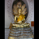 Eine der 40 Buddha-Statuen in der Phra Rabiang